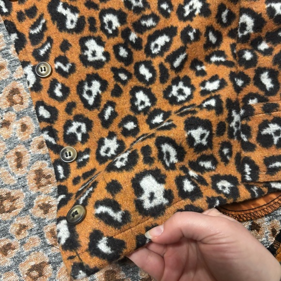 Simply Southern Leopard Printed Button Up Shacket size Small - Picture 6 of 9